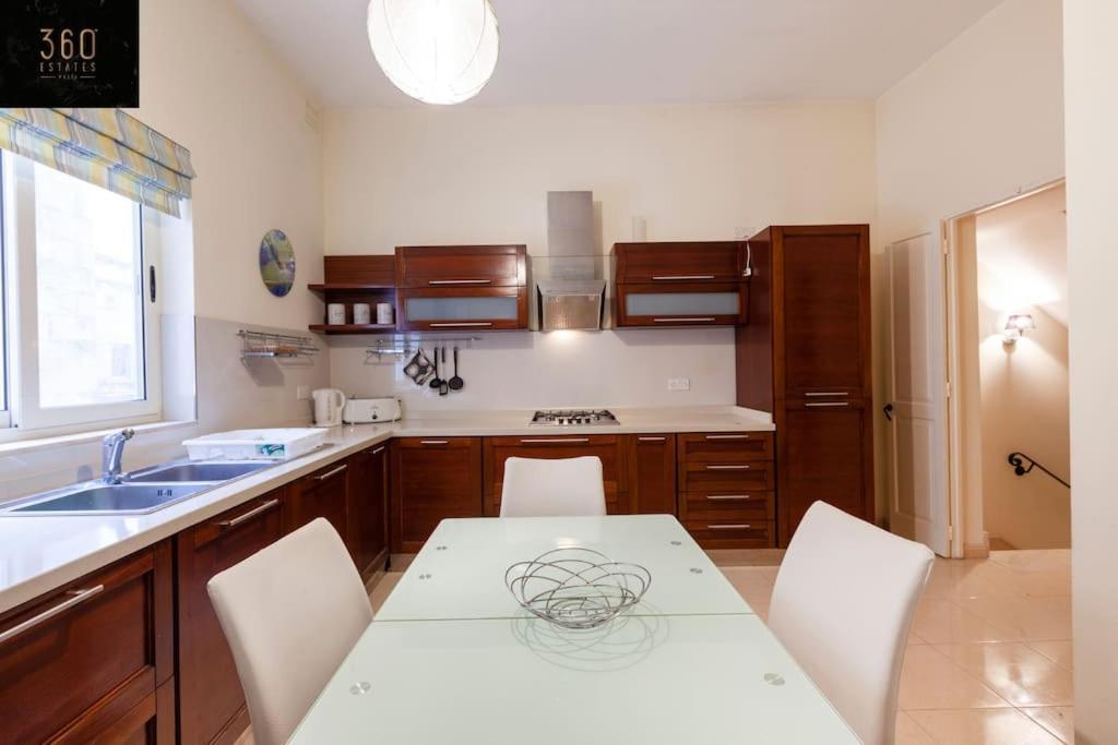 Beautiful, Typical Maltese 4Br Home With Roof Top By 360 Estates Sliema Dış mekan fotoğraf